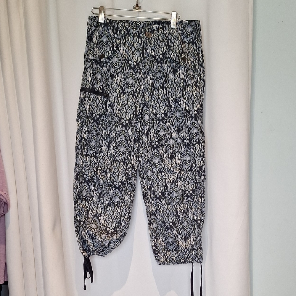 Versona Patterned Capri Pants Size Medium - image 1